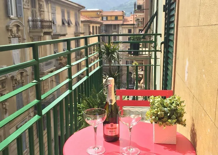 Pensión Cinque Terre Behind